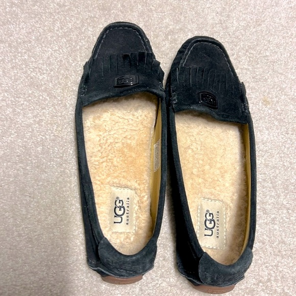 UGG Black Suede Shearling Lined Kilt Loafers Size 7 S/N 1949 - Picture 1 of 9